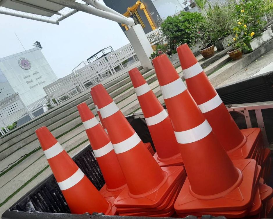 กรวยจราจร PVC สะท้อนแสง รุ่น TE-LZ-402 ฐาน 37x37 ซม. เรียงหน้างานจริง