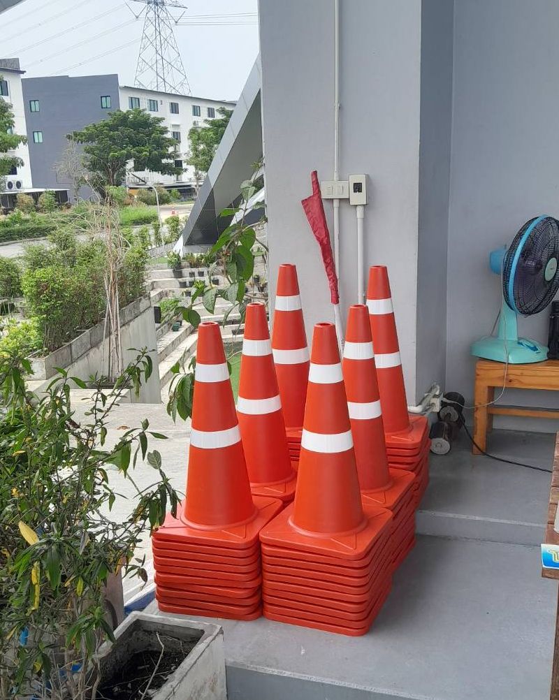 กรวยจราจร PVC สะท้อนแสง รุ่น TE-LZ-402 สูง 70 ซม. 2 แถบสะท้อนแสง เรียงซ้อนพร้อมส่งมอบ