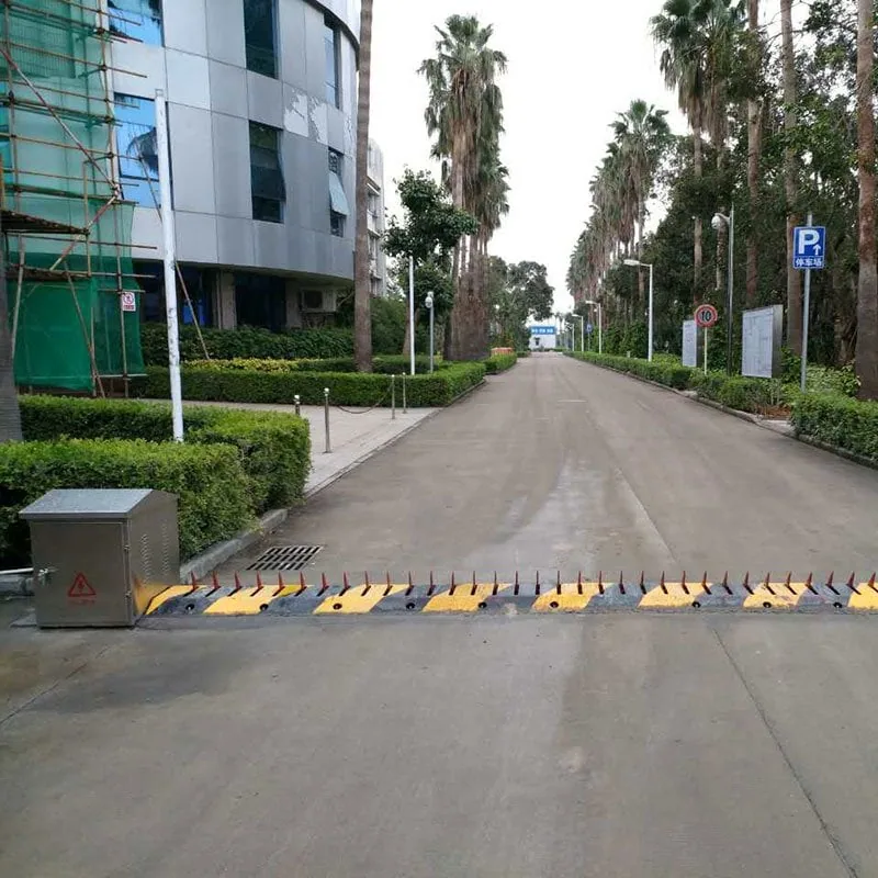 ตัวอย่าง Tyre Killer ที่ทางเข้าอาคาร