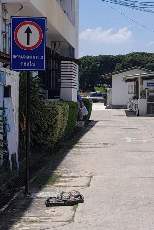 ป้ายแนะนำทิศทางลานจอดรถ 2 ตรงไป ติดตั้งหน้างานจริง