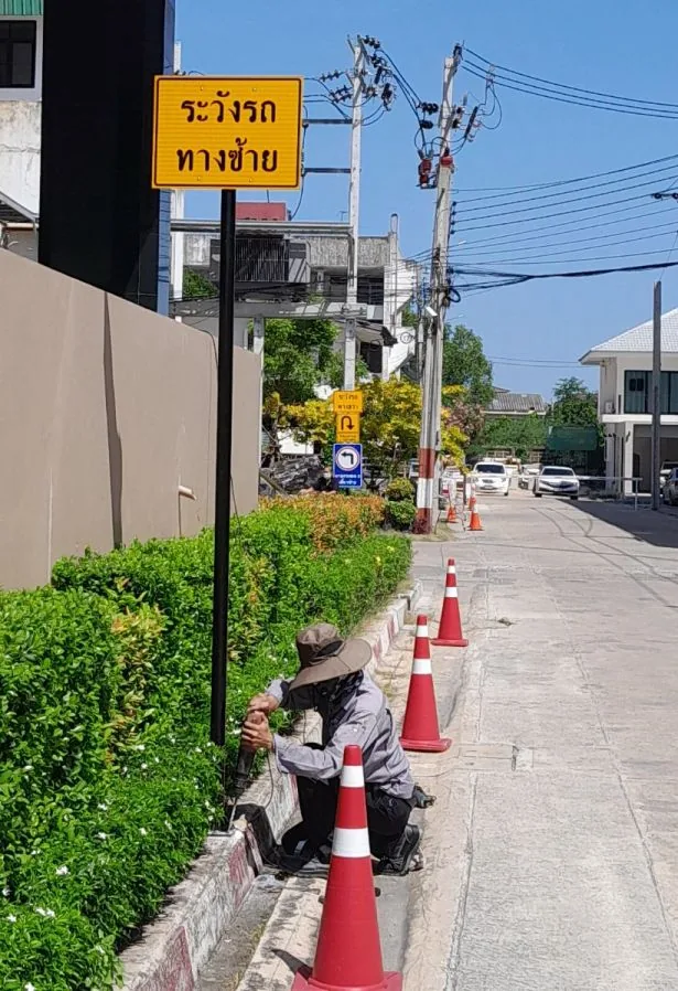 ป้ายเตือนระวังรถทางซ้าย ติดตั้งหน้างานจริงในพื้นที่จอดรถ